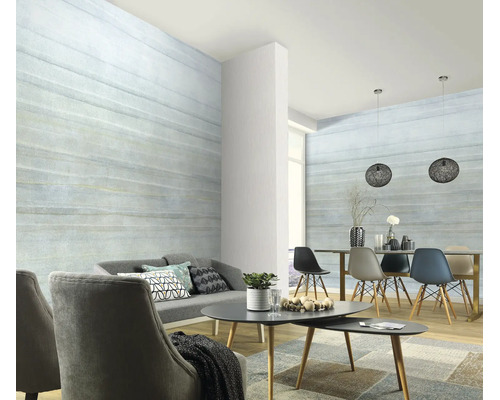 Woonkamer met vliesbehang in houtlook met horizontale nerf, modern interieur met grijze fauteuils, houten tafel en hanglampen.