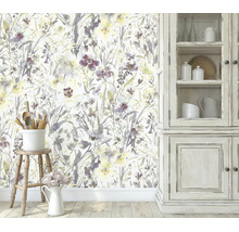 Woonkamermuur met bloemenbehang met aquarelbloempatroon naast een rustieke houten kast en kruk met keukengerei.