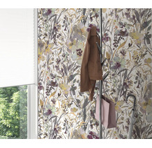 Woonkamerbehang met bloemenpatroon in aquarel, kledingrek met jas, tas en paraplu voor een raam