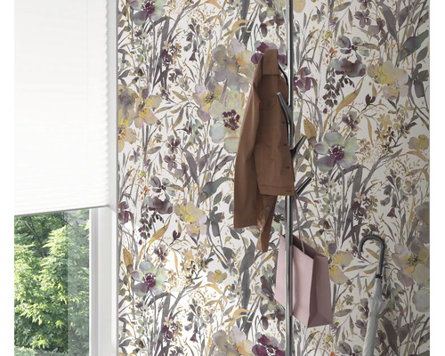 Woonkamerbehang met bloemenpatroon in aquarel, kledingrek met jas, tas en paraplu voor een raam