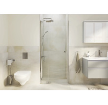 Modern badkamerinterieur met glazen douchecabine, wandhangend toilet en wastafelmeubel in een licht en overzichtelijk design.