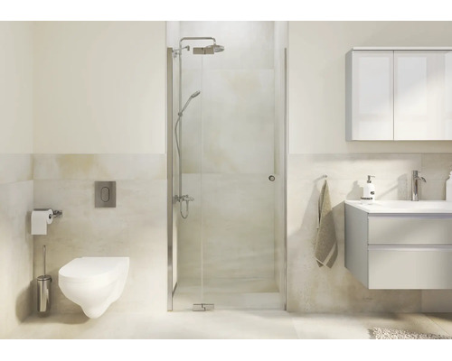 Modern badkamerinterieur met glazen douchecabine, wandhangend toilet en wastafelmeubel in een licht en overzichtelijk design.