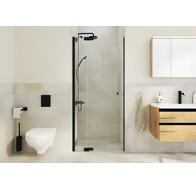 Moderne badkamer met inloopdouche van glas met zwarte profielen, hangend toilet en wastafel met houten onderkast.