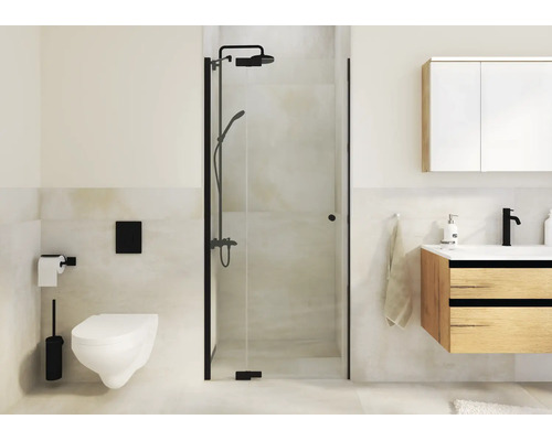 Moderne badkamer met inloopdouche van glas met zwarte profielen, hangend toilet en wastafel met houten onderkast.