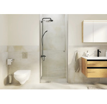 Moderne badkamer met inloopdouche, wandtoilet, wastafelmeubel met houten front en matzwarte kranen.