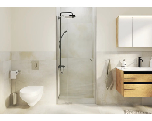Moderne badkamer met inloopdouche, wandtoilet, wastafelmeubel met houten front en matzwarte kranen.