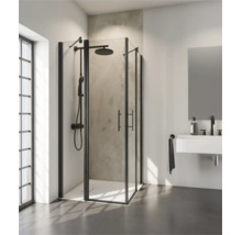 Moderne hoekdouchecabine met zwart frame en douchesysteem in een lichte, eigentijdse badkamer met wastafel en spiegel.