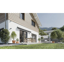 Gesloten cassettescherm in antraciet, gemonteerd op een witte huismuur boven een terrasdeur, met een moderne tuin en terrasmeubilair.