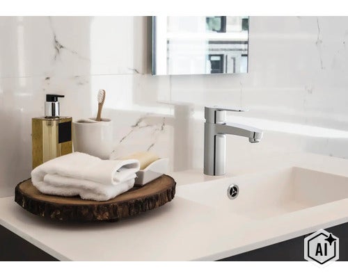 Moderne verchroomde wastafelkraan met eenhendelmengkraan op een wastafel voor een muur met marmerlook tegels in de badkamer. (Image AI modified or generated)