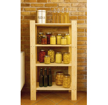 Open dennenhouten stellingkast met vier schappen, gevuld met voorraadpotten en flessen voor een bakstenen muur.