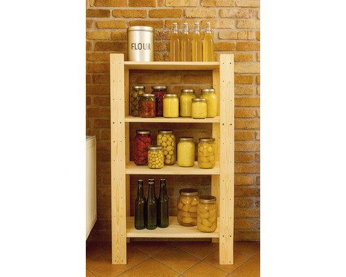 Open dennenhouten stellingkast met vier schappen, gevuld met voorraadpotten en flessen voor een bakstenen muur.