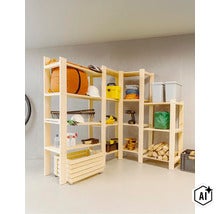 Stabiel houten stellingkast van vurenhout in L-vorm met veel vakken voor het geordend opbergen van gereedschap, materialen en opbergboxen. (Image AI modified or generated)