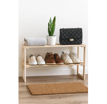 Tweelaags schoenenrek van licht hout voor het geordend opbergen van schoenen in de gang of entree met decoratie.