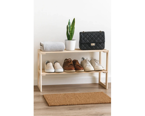 Tweelaags schoenenrek van licht hout voor het geordend opbergen van schoenen in de gang of entree met decoratie.