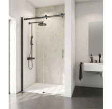 Moderne douchecabine met schuifdeur en zwart beslag, geïnstalleerd in een lichte badkamer met regendouche en wandhangende wastafel.