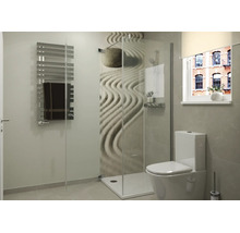Moderne badkamer met inloopdouche, douchewand met zen-motief, staand toilet en handdoekradiator, eigentijds ontwerp.