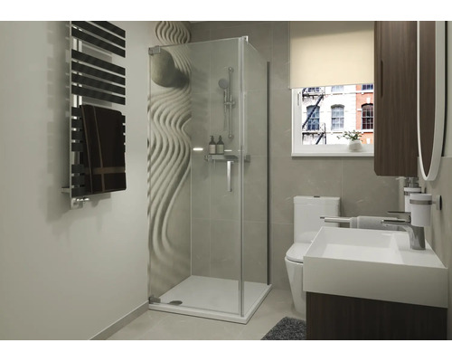 Moderne badkamer met hoekdouchecabine, zen-muurmotief, staand toilet, wastafel met onderkast en handdoekradiator in een lichte ruimte.