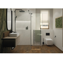 Moderne badkamer met inloopdouche, wastafel, hangend toilet en handdoekradiator, gecombineerd met houtlook en behang met bladmotief.
