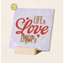 Vierkant decoratief bordje van keramiek met tekst Life is Love Enjoy it en goudfolie afwerking op een houten standaard