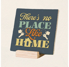 Vierkant decoratiebord met de tekst There is no place like home en een afbeelding van huissleutels op een houten standaard.