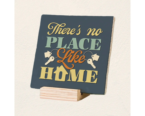Vierkant decoratiebord met de tekst There is no place like home en een afbeelding van huissleutels op een houten standaard.