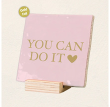 Vierkante decoratieve tegel met de tekst You Can Do It en een hartsymbool op een houten standaard met goudfolie afwerking.