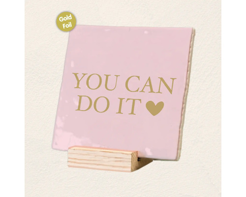 Vierkante decoratieve tegel met de tekst You Can Do It en een hartsymbool op een houten standaard met goudfolie afwerking.