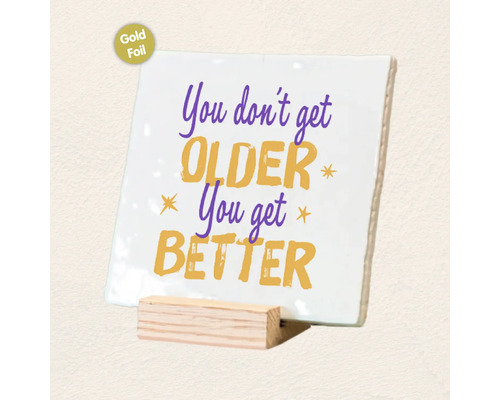 Vierkant decoratief bord met tekst You dont get older You get better op een houten standaard met goudfolie accenten