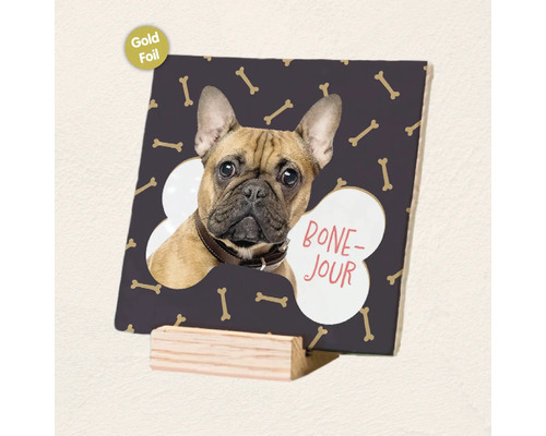 Vierkant houten bord met Franse buldog motief, bottenpatroon en tekst Bone Jour, afgewerkt met goudfolie op houten standaard.