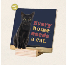 Decoratief wandbord met een zwarte kat en de tekst Every home needs a cat met goudfolie afwerking op een houten standaard.
