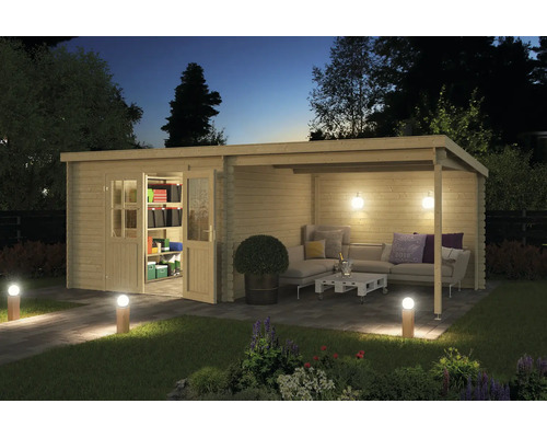 Houten tuinhuis met open terras en binnenrekken verlicht in een tuin bij schemering.