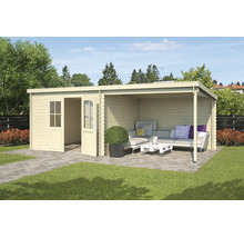 Houten tuinhuis met geïntegreerde overkapping en dubbele deuren, geplaatst op een terras met loungeset in een tuin