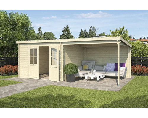 Houten tuinhuis met geïntegreerde overkapping en dubbele deuren, geplaatst op een terras met loungeset in een tuin
