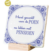 Decoratieve tegel met Nederlandse tekst en ornamenten, gepresenteerd op een houten standaard.