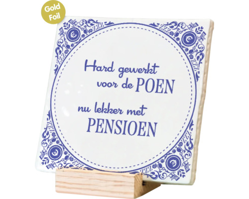 Decoratieve tegel met Nederlandse tekst en ornamenten, gepresenteerd op een houten standaard.