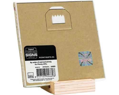Achterkant van een vierkant decoratiebord met geïntegreerde ophanghaak en productlabel op een kleine houten standaard.