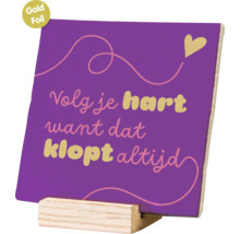 Vierkant decoratiebord met Nederlandse tekst Volg je hart want dat klopt altijd op houten standaard met goudfolie details