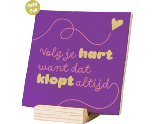 Vierkant decoratiebord met Nederlandse tekst Volg je hart want dat klopt altijd op houten standaard met goudfolie details