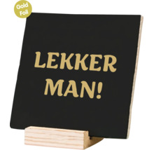Vierkant bordje met de tekst LEKKER MAN in goudfolie op een houten standaard voor decoratie.