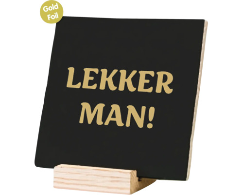 Vierkant bordje met de tekst LEKKER MAN in goudfolie op een houten standaard voor decoratie.
