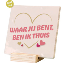 Vierkant decoratief bordje met opdruk Waar jij bent, ben ik thuis en hartjes, met goudfolie afwerking, staand op een houten standaard.
