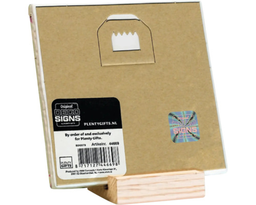 Achterkant van een decoratief bordje met ophangsysteem en productlabel op een kleine houten standaard.