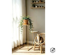 Woonruimte met een metalen plantenstandaard met klimop, een rotan stoel met een kat en een wandplank met kleine potplanten. (Image AI modified or generated)