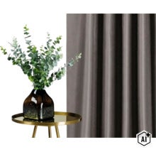 Een moderne bijzettafel met eucalyptusbladeren in een glazen vaas voor een zware gordijn. (Image AI modified or generated)