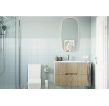 Moderne badkamer met een zwevend wastafelmeubel met ribbelstructuur, een ovale spiegel, een toilet en een douche met glazen wand.