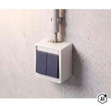 Opbouw serieschakelaar voor vochtige ruimtes gemonteerd in een behuizing met kabelinvoer op een muur. (Image AI modified or generated)
