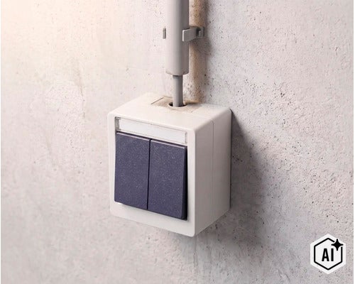 Opbouw serieschakelaar voor vochtige ruimtes gemonteerd in een behuizing met kabelinvoer op een muur. (Image AI modified or generated)