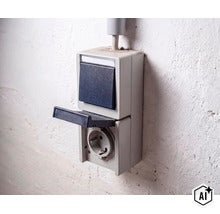 Opbouw stopcontact met lichtschakelaar voor vochtige ruimtes (Image AI modified or generated)