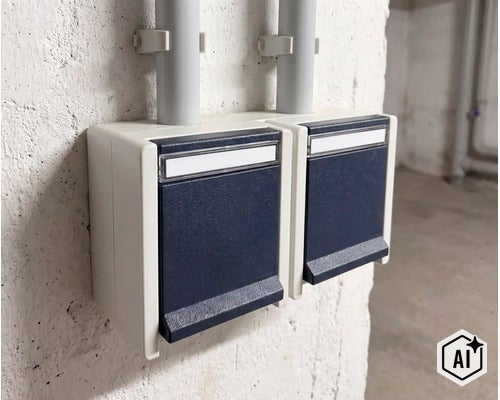 Twee opbouw lichtschakelaars naast elkaar gemonteerd met klapdeksel op een ruwe muur met kabelbuizen. (Image AI modified or generated)
