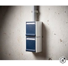 Dubbele opbouwschakelaar voor vochtige ruimtes gemonteerd op een muur met kabelgoot (Image AI modified or generated)